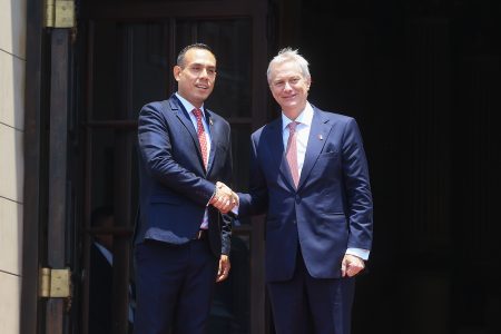 Kast en Perú: sintonía con el gobierno interino, ultimátum migratorio y alerta por minería ilegal