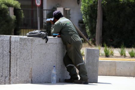 Leve mejora y alza de informales: INE reporta desempleo de 8,0% en trimestre octubre-diciembre