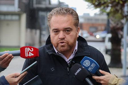 Gobernador del Biobío denuncia planificación tras incendios y cuestiona presencia de civiles