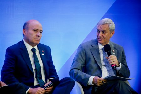 Kast y Quiroz toman protagonismo en “Davos" latinoamericano con un tablero geopolítico en llamas