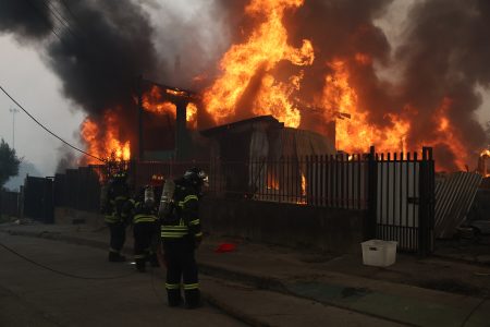 Rescate en Penco: madre entrega a sus hijas a Bomberos durante evacuación por incendio