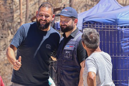 Presidente Boric supervisa viviendas de emergencia en el Biobío por incendios forestales
