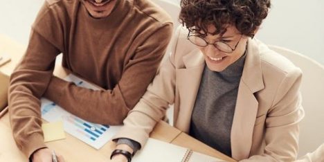 Ranking con las carreras mejor remuneradas en Chile en 2026 para profesionales bilingües