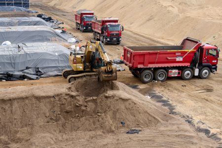 Concretan cosecha de primera biopila de suelo remediado