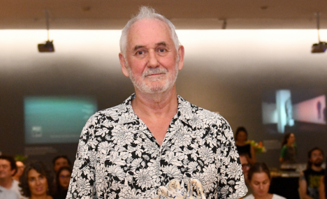 El artista visual Carlos Altamirano recibe el Premio Plagio a la Creatividad Artística 2025