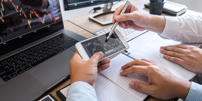 Jóvenes, inversiones y redes sociales: el auge de los finfluencers bajo la lupa por sus riesgos