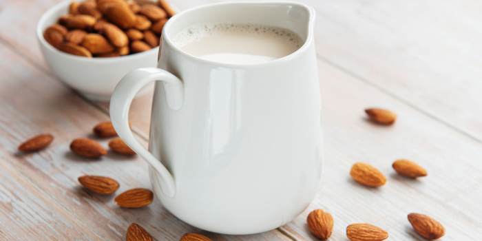 Leche de almendras bajo la lupa: alto consumo de agua y presión inédita sobre millones de abejas