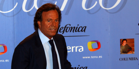 Abuso sexual y trato discriminatorio: las denuncias contra Julio Iglesias