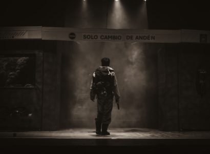 “Cadáveres”: La obra que convierte el Metro de Santiago en refugio humano tras un colapso climático