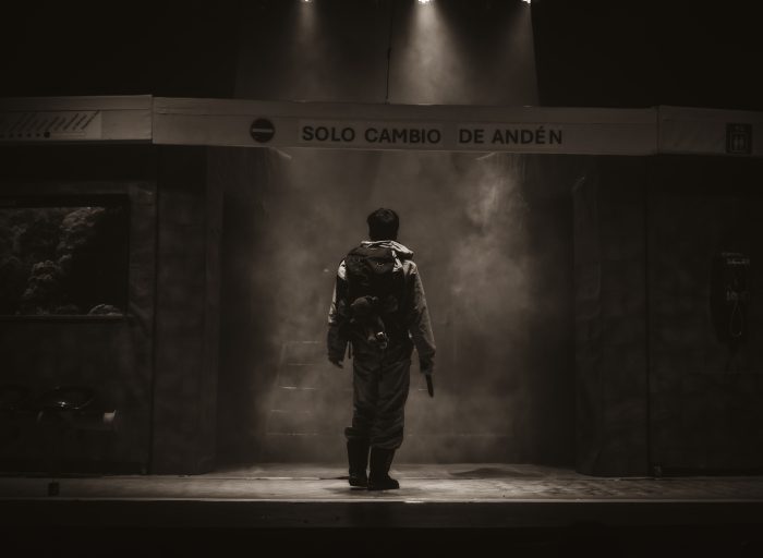 “Cadáveres”: La obra que convierte el Metro de Santiago en refugio humano tras un colapso climático