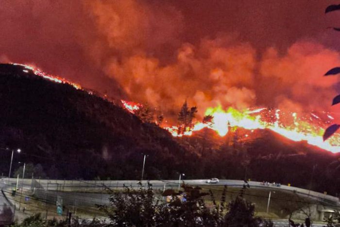 Incendio forestal en Concepción provoca alerta roja y evacuación en Penco