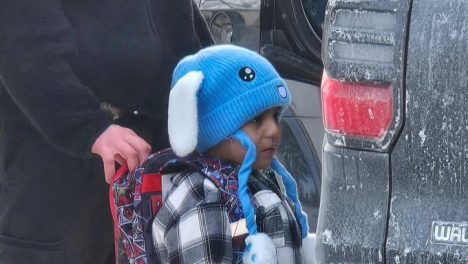 Juez ordena que niño de 5 años y su padre sean liberados del centro de inmigración