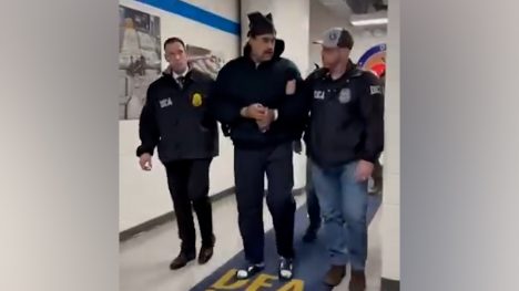 Con un "Happy New Year" incluido: así fue la llegada de Maduro al cuartel de la DEA en EEUU