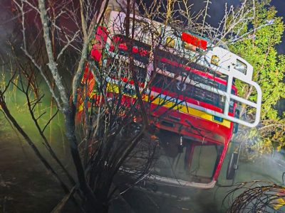Carro de bomberos volca tras combatir incendios en Biobío: 7 voluntarios heridos