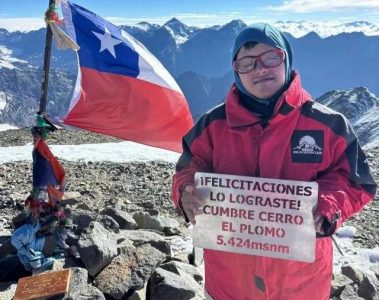 Histórico ascenso: primera persona con síndrome de Down llega a la cima de cerro El Plomo