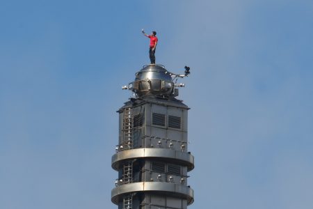 Sin cuerdas ni arnés: así fue como Alex Honnold hizo historia al escalar con éxito el Taipei 101