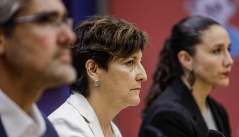 Ministra Aguilera rompe silencio y descarta "privilegios" en operación a su madre