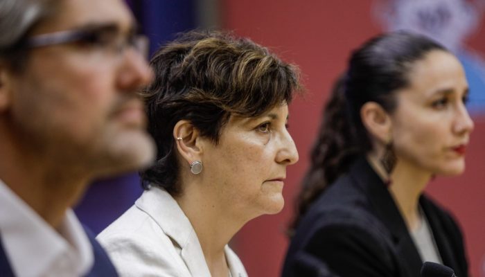 Ministra Aguilera rompe silencio y descarta "privilegios" en operación a su madre