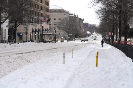 Al menos 11 muertos y un millón de hogares sin electricidad por tormenta de nieve en EEUU