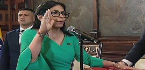 Delcy Rodríguez toma el mando de Venezuela y acusa “agresión militar ilegítima” de EEUU