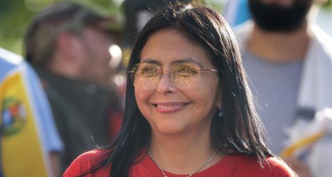 Delcy Rodríguez toma el mando de Venezuela y acusa “agresión militar ilegítima” de EEUU