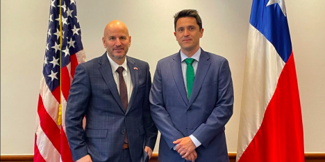 Embajador de EEUU opina que en Chile hay una  “sobrerregulación” en materia legislativa