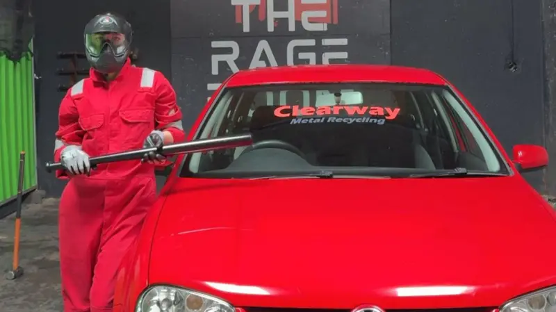 Las "salas de la furia" donde cada vez más mujeres se desahogan destrozando cosas