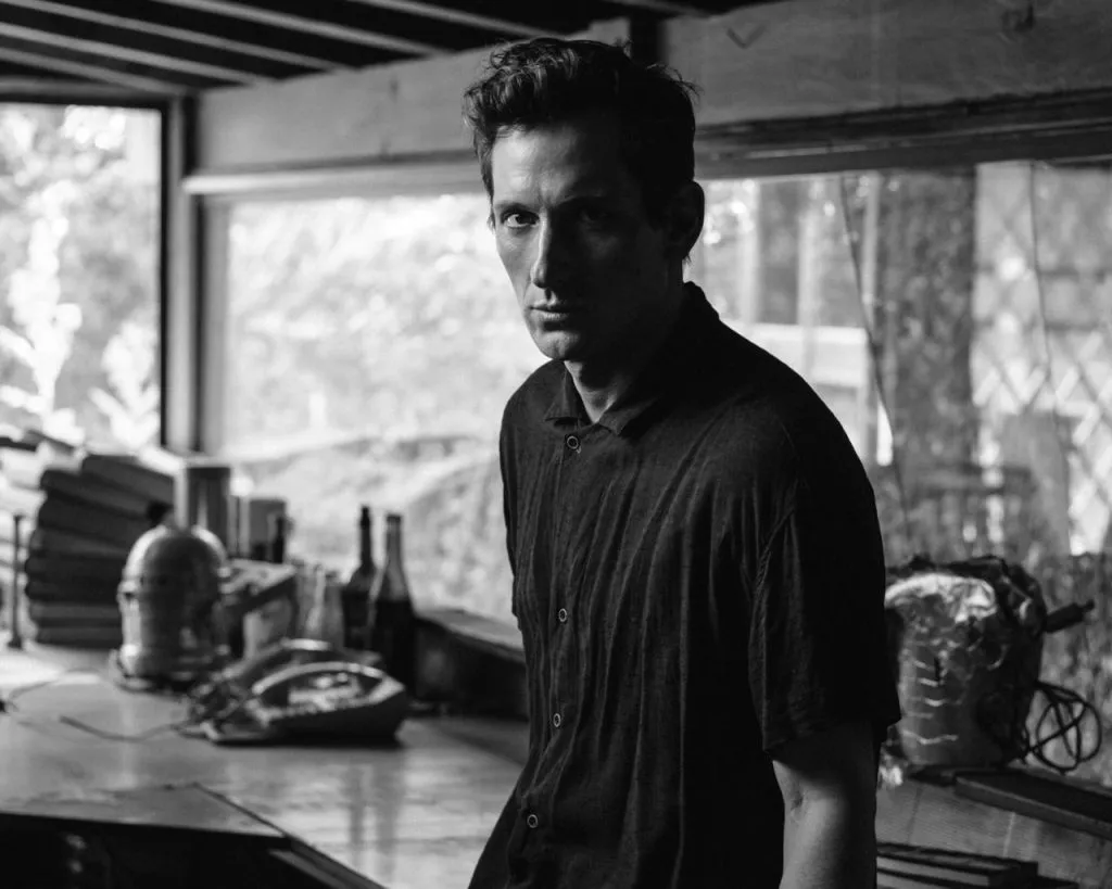 Gabriel Urzúa, actor "Del teatro, si bien no se vive, sí se sobrevive"