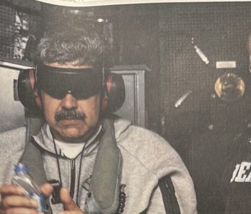 Trump publica una foto de Maduro esposado y con los ojos tapados a bordo de buque de EEUU