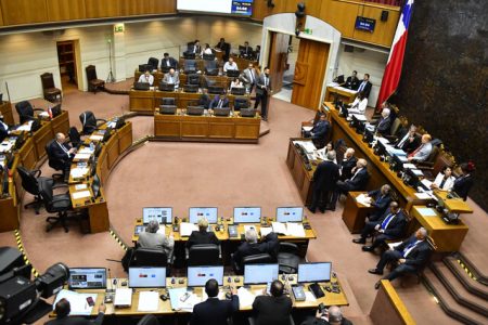 Senado aprueba reforma política que exige 0,5% del padrón para nuevos partidos y avanza a la Cámara