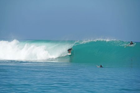 Coach de élite mundial del surf llega a Puertecillo para entrenar y formar a jóvenes talentos