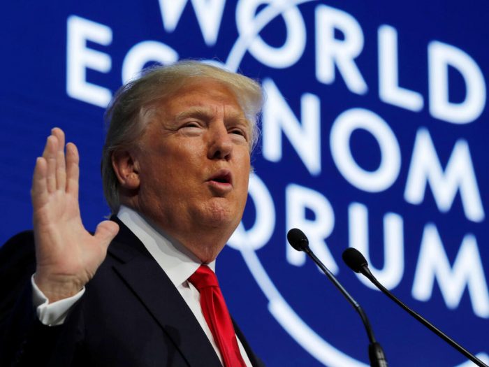 Trump critica a Europa en su casa y asegura que no tomará Groenlandia por la fuerza