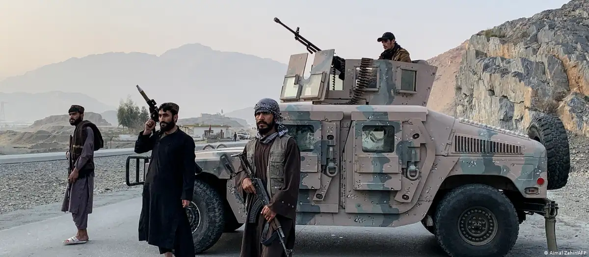 Pakistán bombardea Kabul y declara entrar en "guerra abierta" con Afganistán