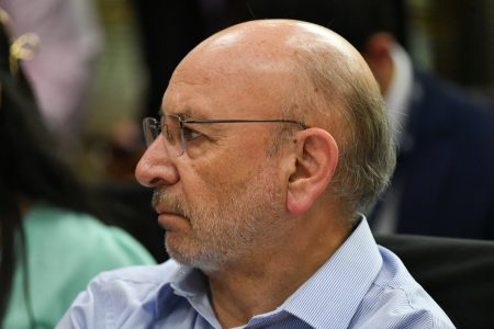 Senador Castro llama al FA a "desprenderse" del PC y deja abierta la puerta del PS a Jeannette Jara