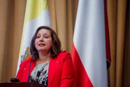 Paulina Vodanovic (PS) llama a la oposición a no hacer política "de barra brava" por Bachelet