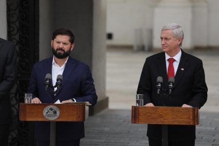 Pisando huevos: Kast refuerza coordinación con La Moneda por "cablegate"