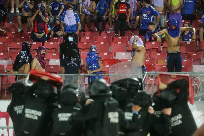 Universidad de Chile presenta querellas contra 13 hinchas tras incidentes en el Estadio Nacional