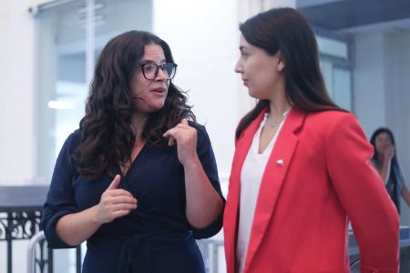 Sin ahondar en aborto, Orellana y Marín sostienen reunión bilateral por el Ministerio de la Mujer