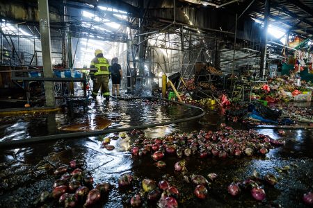 Incendio en la Vega Central deja al menos 54 locales afectados