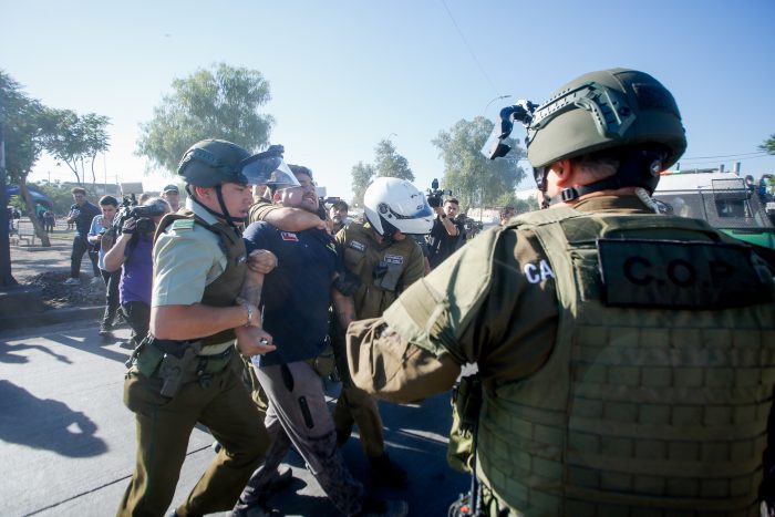 Violento desalojo de toma en Maipú: intentaron agredir al alcalde Vodanovic