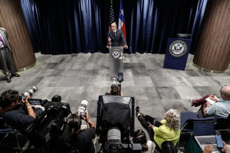 "Inaceptables": Van Klaveren rechaza dichos de embajador de EE.UU. y defiende soberanía