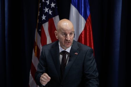 ¿Peligra la Visa Waiver?: Embajador Judd liga su futuro a decisión sobre cable con China