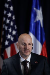 Embajador Judd, en modo Trump: sanción se debió a que Chile no tomó medidas ante “actores malignos”