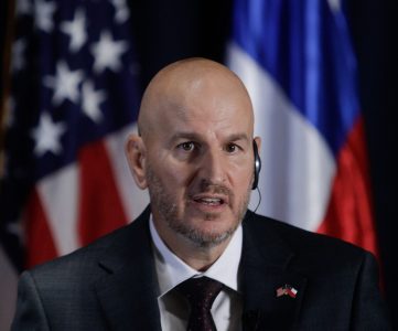 Embajador Judd, en modo Trump: sanción se debió a que Chile no tomó medidas ante “actores malignos”