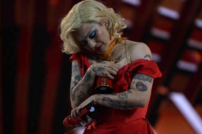 Mon Laferte recibe la Gaviota de Platino en la quinta noche del Festival de Viña 2026