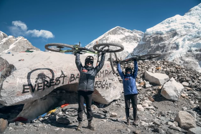 Chilenas hacen historia: primeras mujeres en llegar en bicicleta al campamento base del Everest