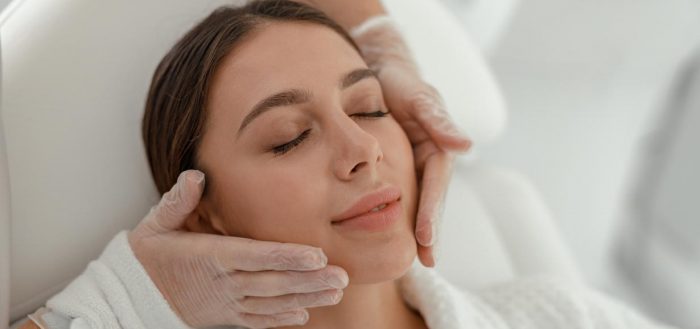 Cómo las mujeres pueden cuidar su piel y salud mental al retomar trabajo, maternidad y hogar