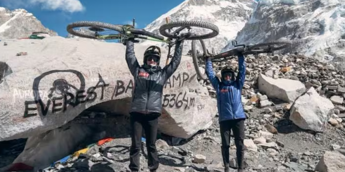 Chilenas hacen historia al llegar en bicicleta al Everest Base Camp en una expedición sin precedente