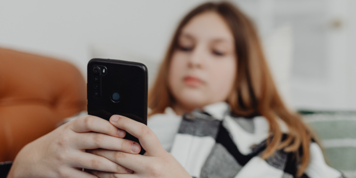 El uso intensivo de redes sociales aumenta la soledad y problemas emocionales en jóvenes