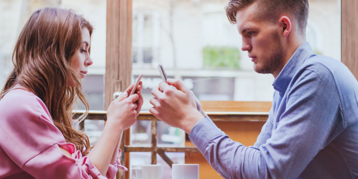 Amor en tiempos de pantallas: cómo la hiperconectividad está debilitando los vínculos emocionales